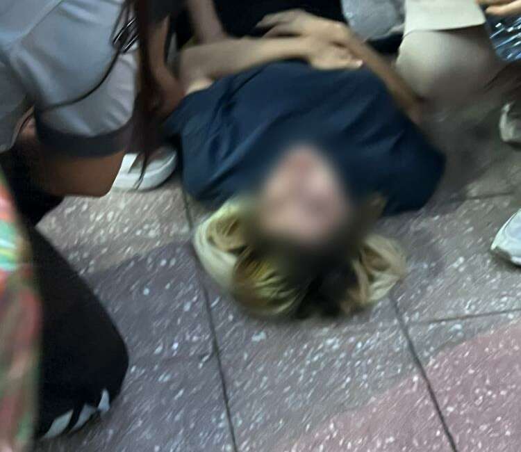 Yolda yürürken kocası tarafından bıçaklandı Adana’da bir kadın, kaldırımda