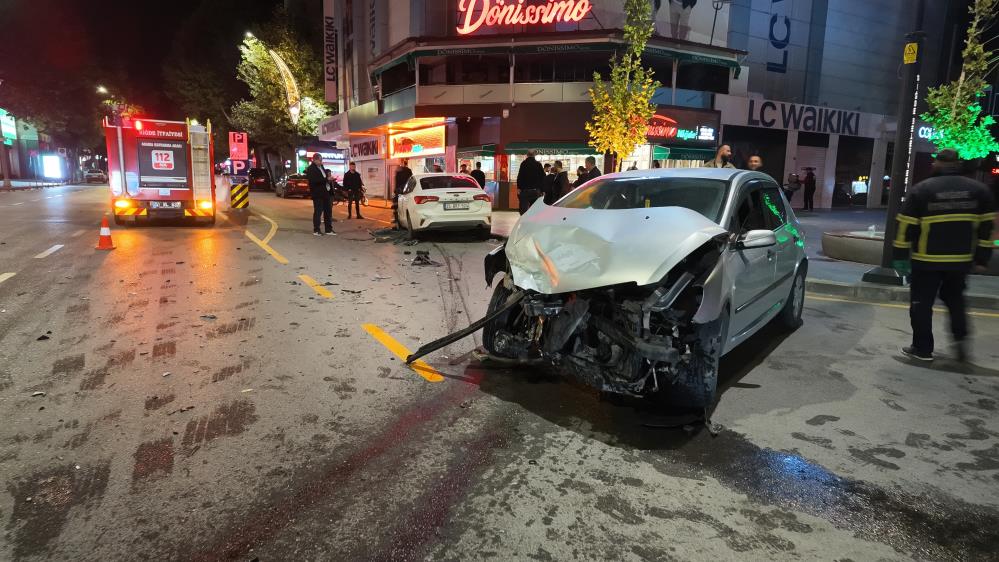Niğde'de iki otomobilin çarpışması