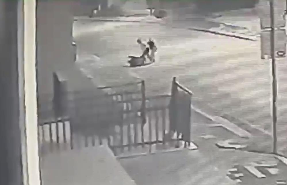 Kadınlar birbirine girdi; Yol ortasında darp edildi! Aksaray'da işinden çıkıp evine
