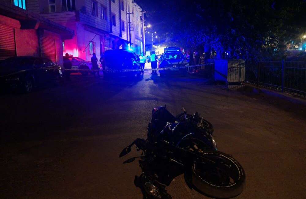 Motosiklet rögar kapağına çarptı: 1 ağır yaralı Kilis'te motosikletin rögar kapağına