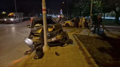 Eskişehir'de iki aracın kavşakta çarpıştığı