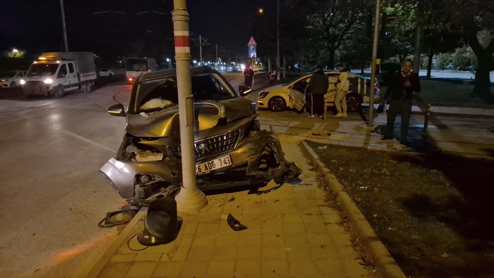 İki araç kavşakta çarpıştı: 3 yaralı Eskişehir'de iki aracın kavşakta