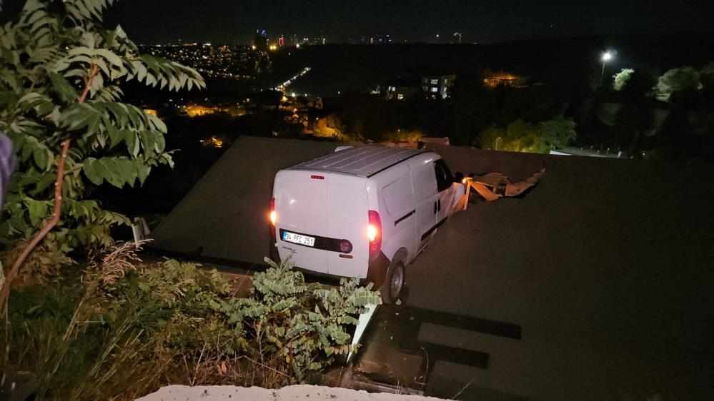 Kontrolden çıkan araç evin çatısına uçtu Sarıyer'de sürücüsünün kontrolünden çıkan