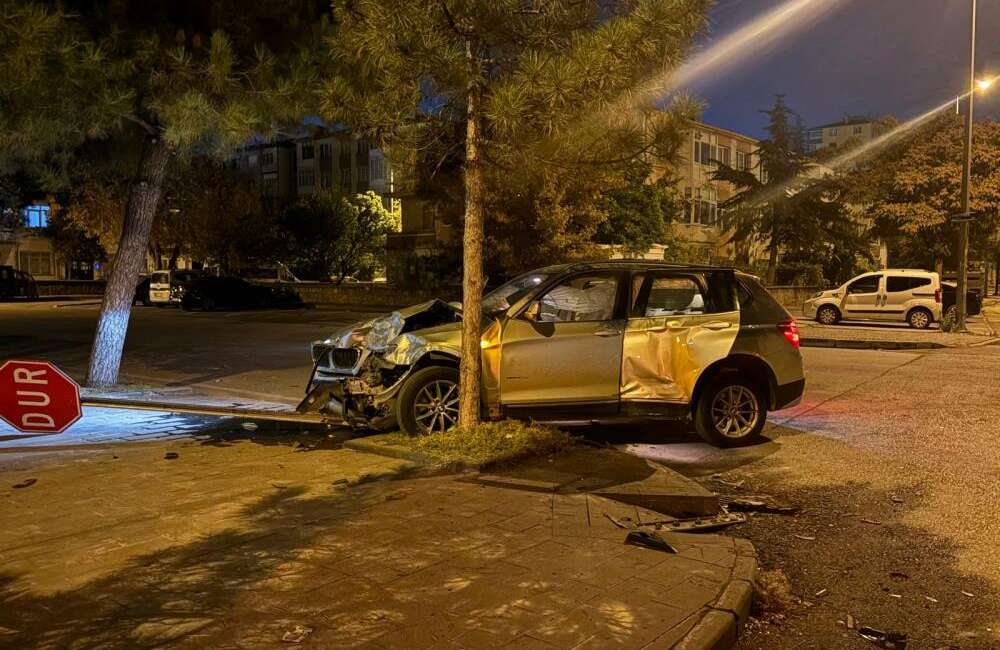 Hafif ticari araç SUV ile çarpıştı: 4 yaralı Kayseri’nin Melikgazi ilçesinde hafif