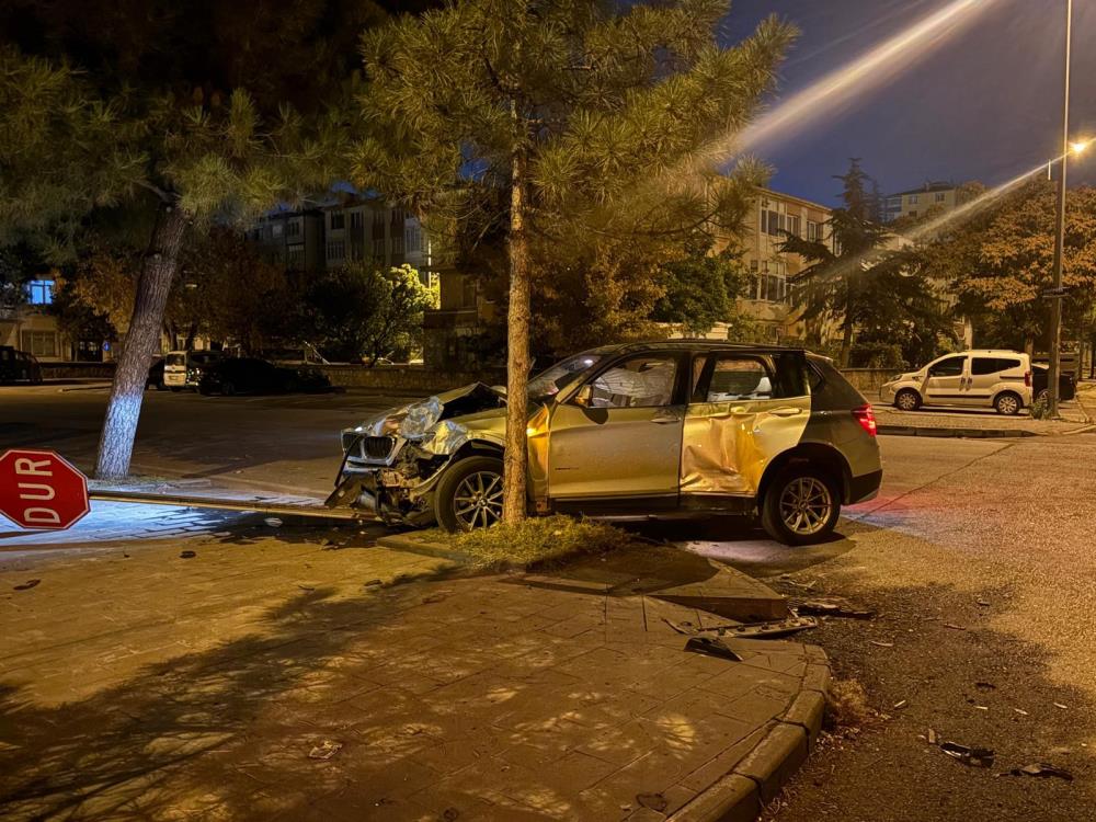 Hafif ticari araç SUV ile çarpıştı: 4 yaralı
