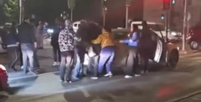 Bursa’da iki aile birbirine girdi, araya polisler girdi Bursa'da iki aile arasında