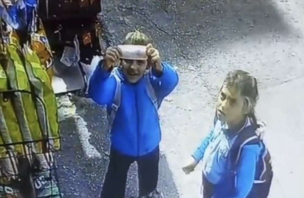 Bursa’da bu iki kardeş herkese örnek oldu; Takdir topladılar… Bursa'da mahalle bakkalının kapısının