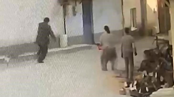 Bursa’da sokakta yürüyordu, hayatının şokunu yaşadı! Bursa'nın Orhangazi ilçesinde yaşlı