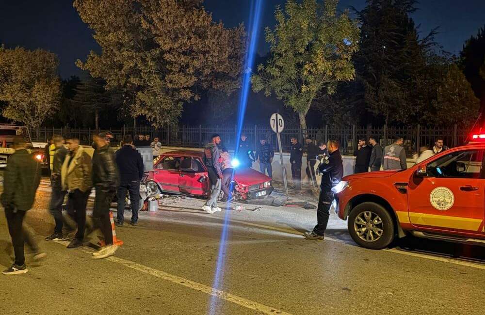 Karşı yola geçen otomobil dehşet saçtı Kayseri’nin Melikgazi ilçesinde refüjü