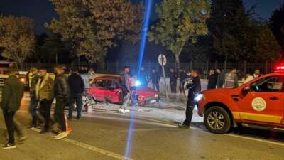 Kayseri’nin Melikgazi ilçesinde refüjü aşarak,