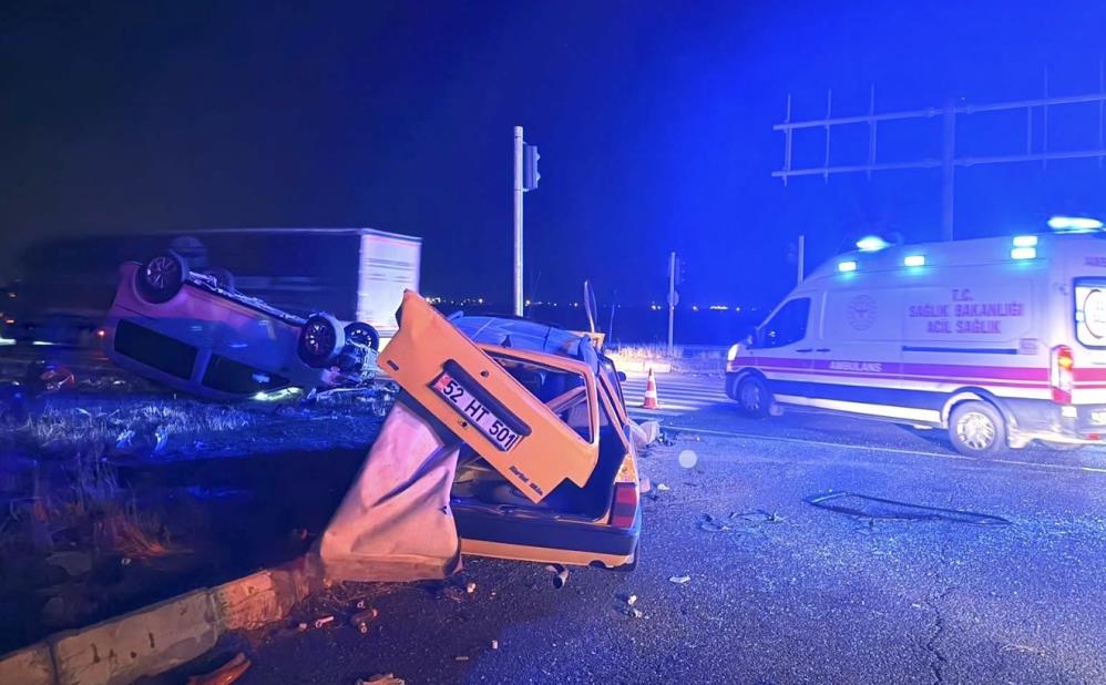 Ticari araç ile otomobil birbirine girdi: 3’ü ağır, 7 yaralı Adıyaman'da hafif ticari araç