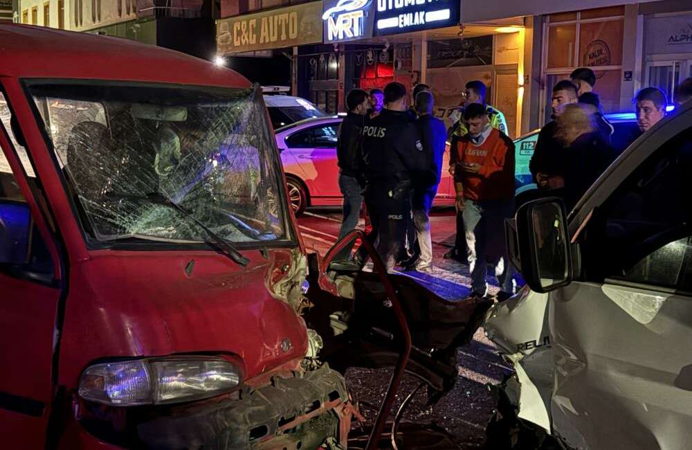 Pikapla kafa kafaya çarpışan kamyonet sürücüsü araçta sıkıştı Kayseri'nin Melikgazi ilçesinde pikap