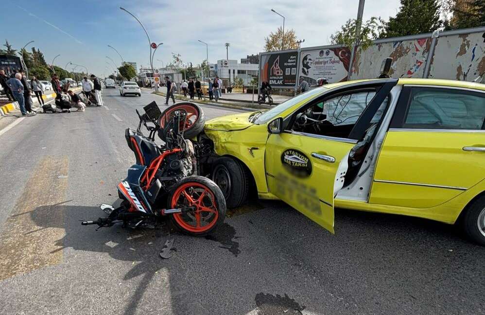 Taksi ile motosiklet çarpıştı: 2 yaralı Edirne’de ticari taksi