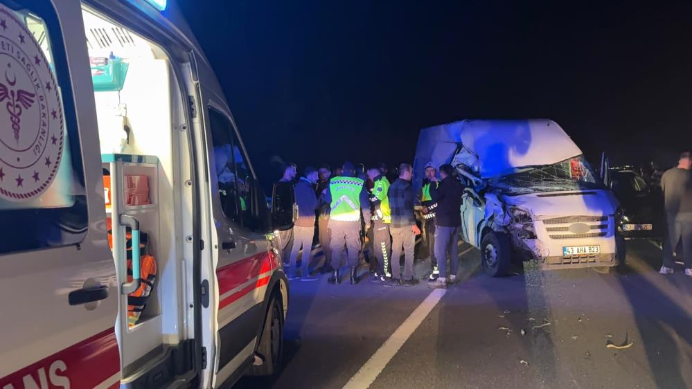 Kütahya'da traktör, minibüs ve