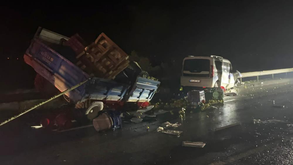 3 aracın karıştığı kazada 2 kişi öldü, 3 kişi yaralandı Sakarya’nın Geyve ilçesinde meyve