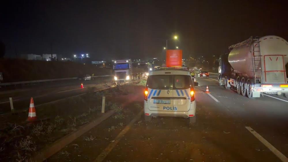 Kontrolden çıkan otomobil refüje ve direklere çarptı Tekirdağ'da meydana gelen trafik
