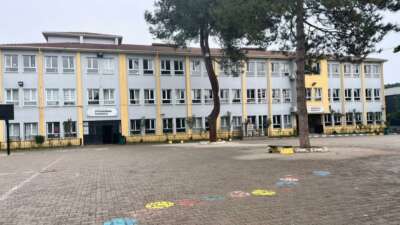 Sakarya'nın Pamukova ilçesinde okul bahçesinde