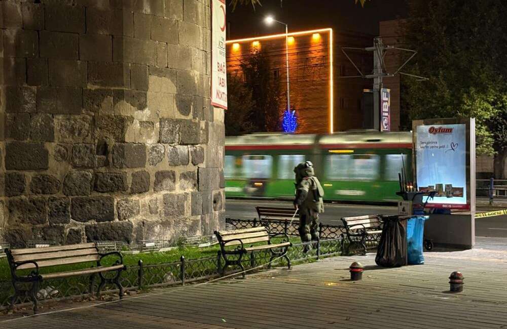 Şüpheli çanta korkusu; Fünye ile patlatıldı Kayseri’nin Melikgazi ilçesinde bir