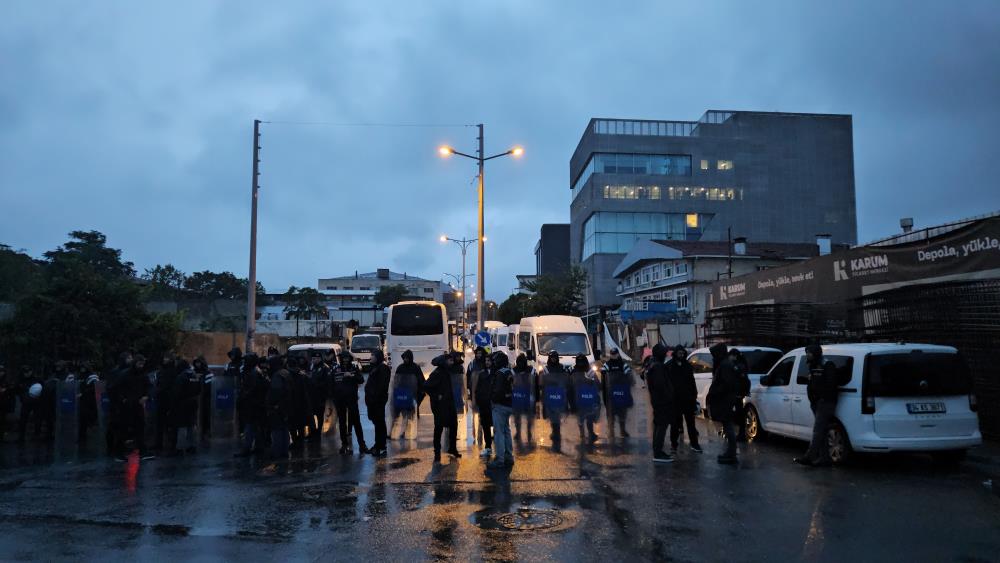 Halk TV’ye polis baskını: Kayyum atandı, yayın durduruldu Halk TV'nin İstanbul'daki binasına