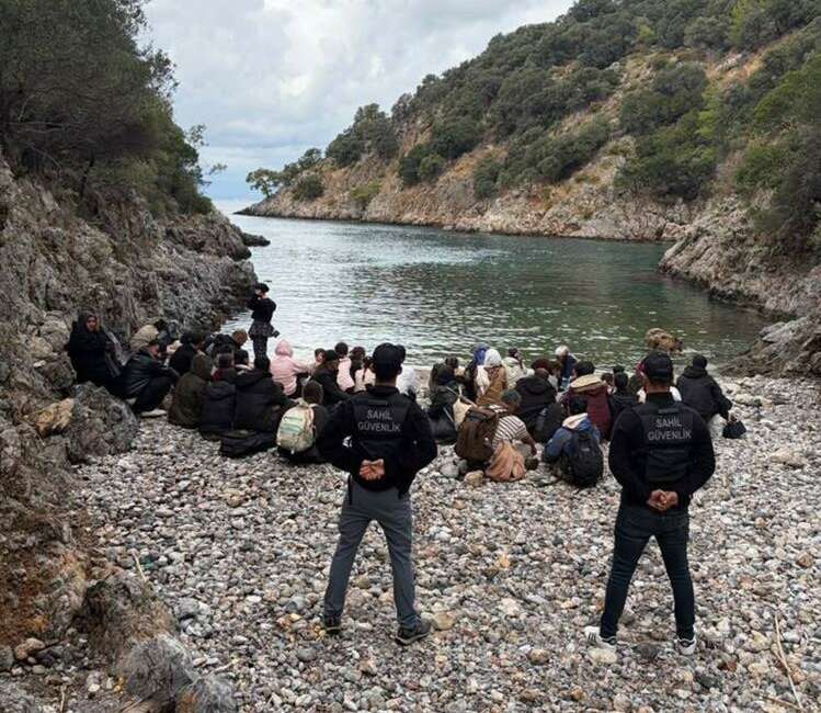 34’ü çocuk 62 düzensiz göçmen yakalandı Muğla’nı Fethiye ilçesi Dalyan