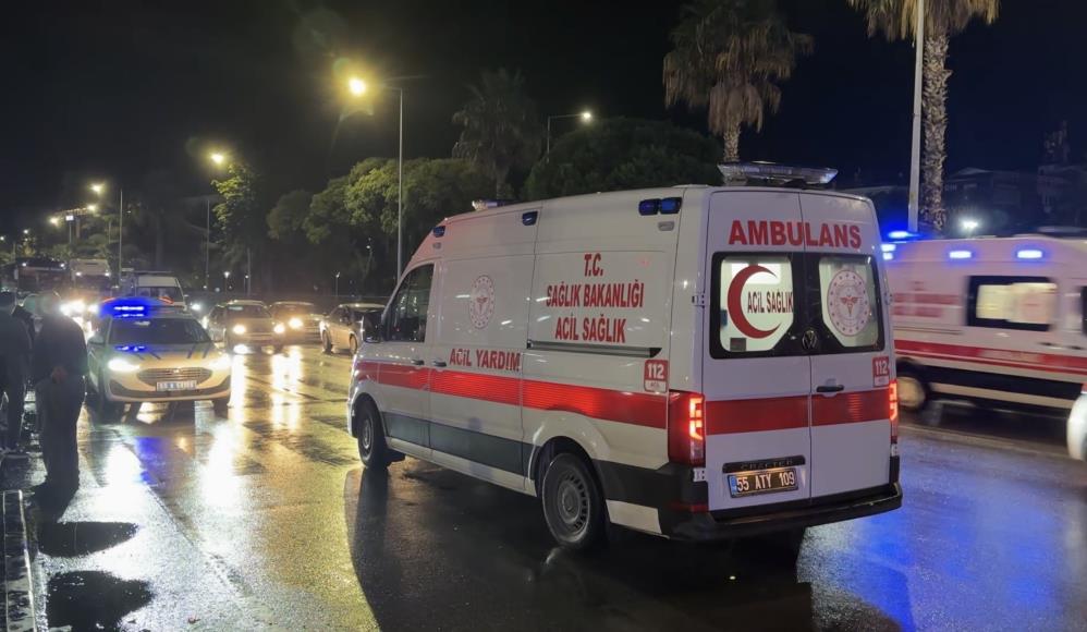 SUV aracın çarptığı yaya yaralandı Samsun’da trafik ışıklarında yolun