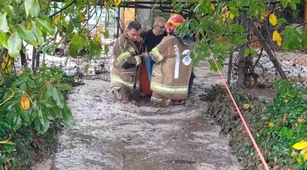 Bursa’da selde mahsur kalan aile için ekipler seferber oldu! Bursa'nın İznik ilçesinde