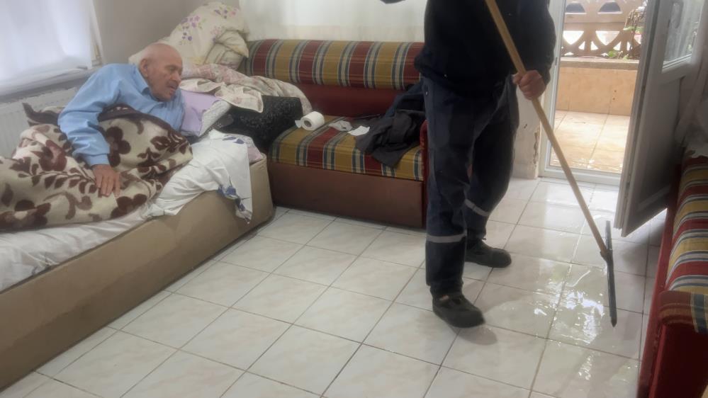 Bursa'da tıkanan su giderleri