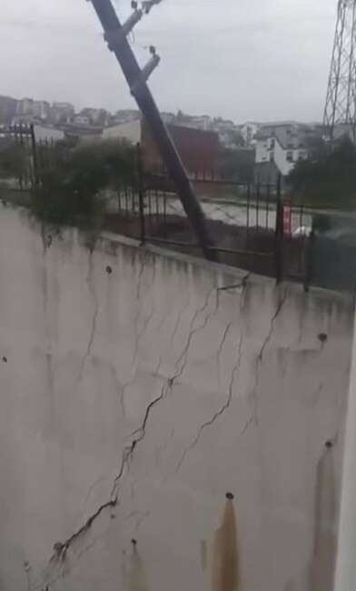 Dev istinat duvarı yerle bir oldu Kocaeli'de etkili olan yağışın