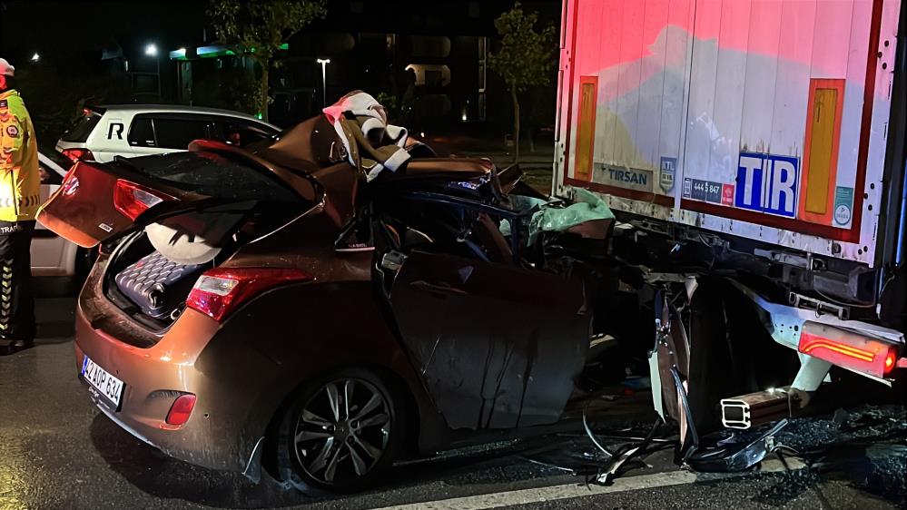 Korkunç kaza; Lastiği patlayan tıra ok gibi saplandı Konya'da bir otomobil, lastiği