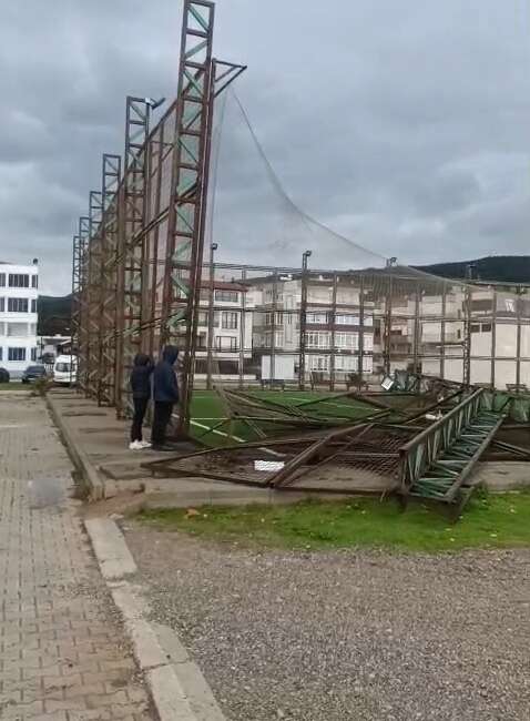 Bursa’da fırtına halı sahanın direklerini yıkarak parçaladı Bursa’nın Karacabey ilçesi Yeniköy