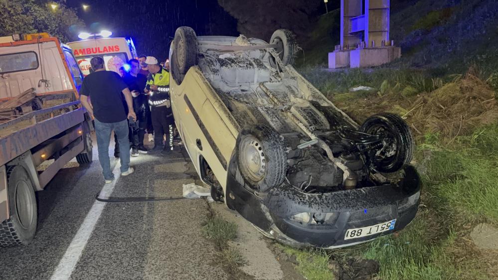 Hafif ticari araç 30 metrelik şarampole yuvarlandı Samsun’un Canik ilçesinde hafif
