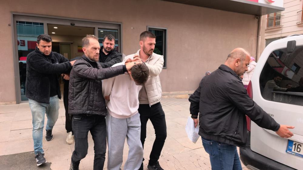 Bursa’da arkadaşını bıçaklayan genç adliyeye sevk edildi Bursa’nın İnegöl ilçesinde kız