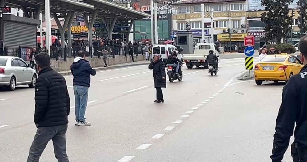 Bursa’da Kent Meydanı’nda hareketli dakikalar! Boynuna bıçak dayadı… Bursa'da çocuğunu göremediğini iddia