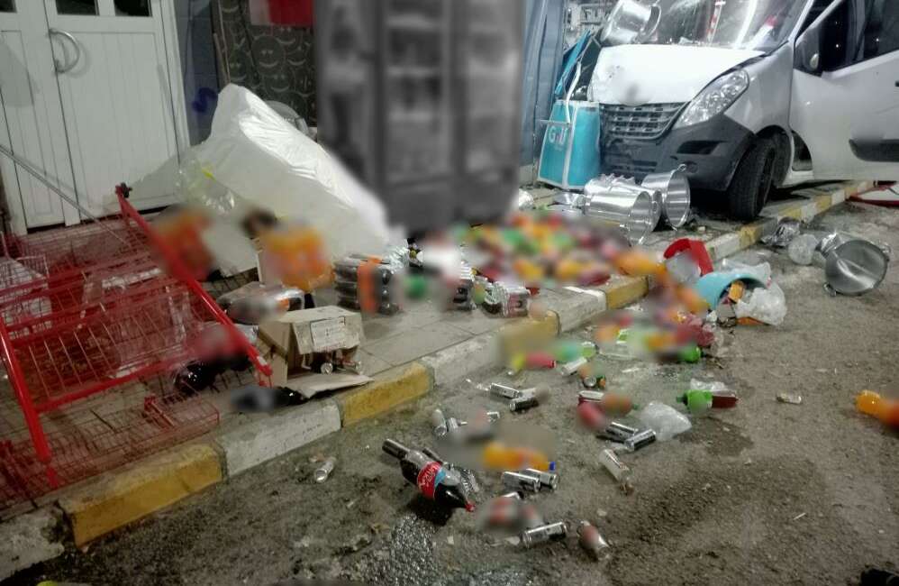 Kontrolden çıkan kamyonet markete girdi Sivas'ın Koyulhisar ilçesinde kontrolden