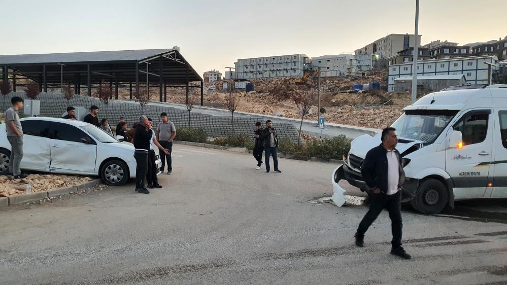 Otomobil minibüsle çarpıştı: 4 yaralı Adıyaman’da minibüs ile otomobilin