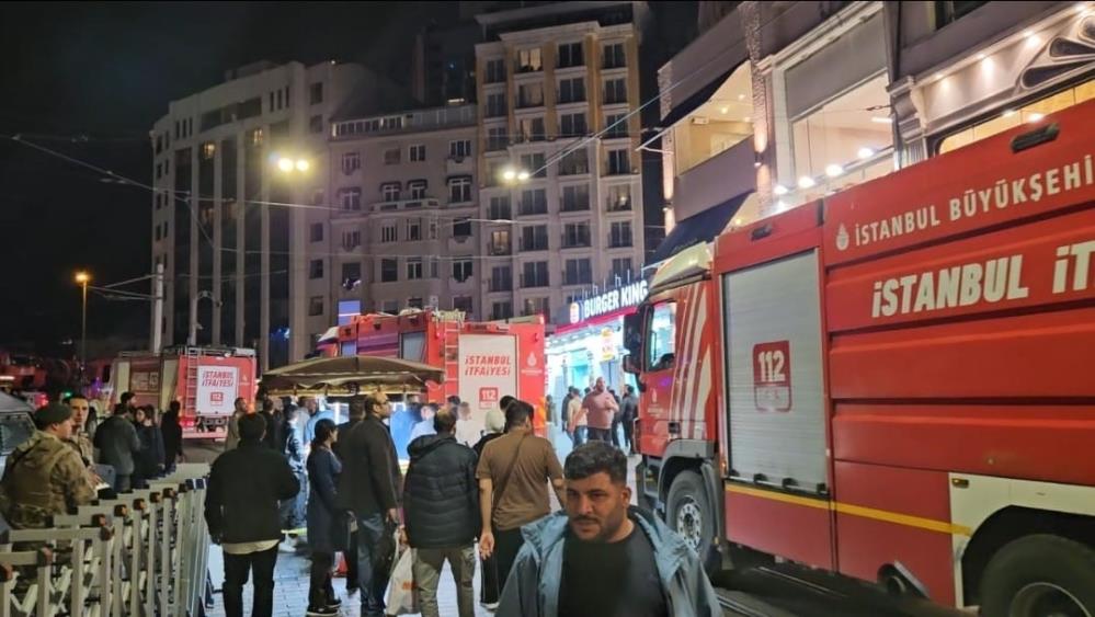 6 katlı binanın çatısında korkutan yangın Beyoğlu Taksim'de 6 katlı