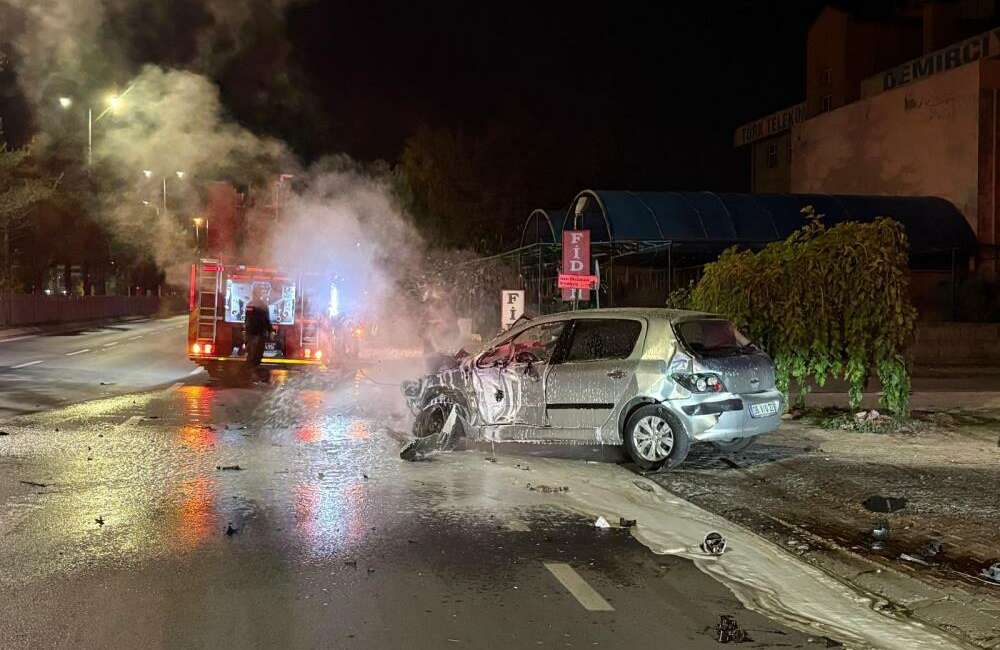 Park halindeki 3 araca çarpan otomobil, alev aldı Kayseri'nin Melikgazi ilçesinde kontrolden