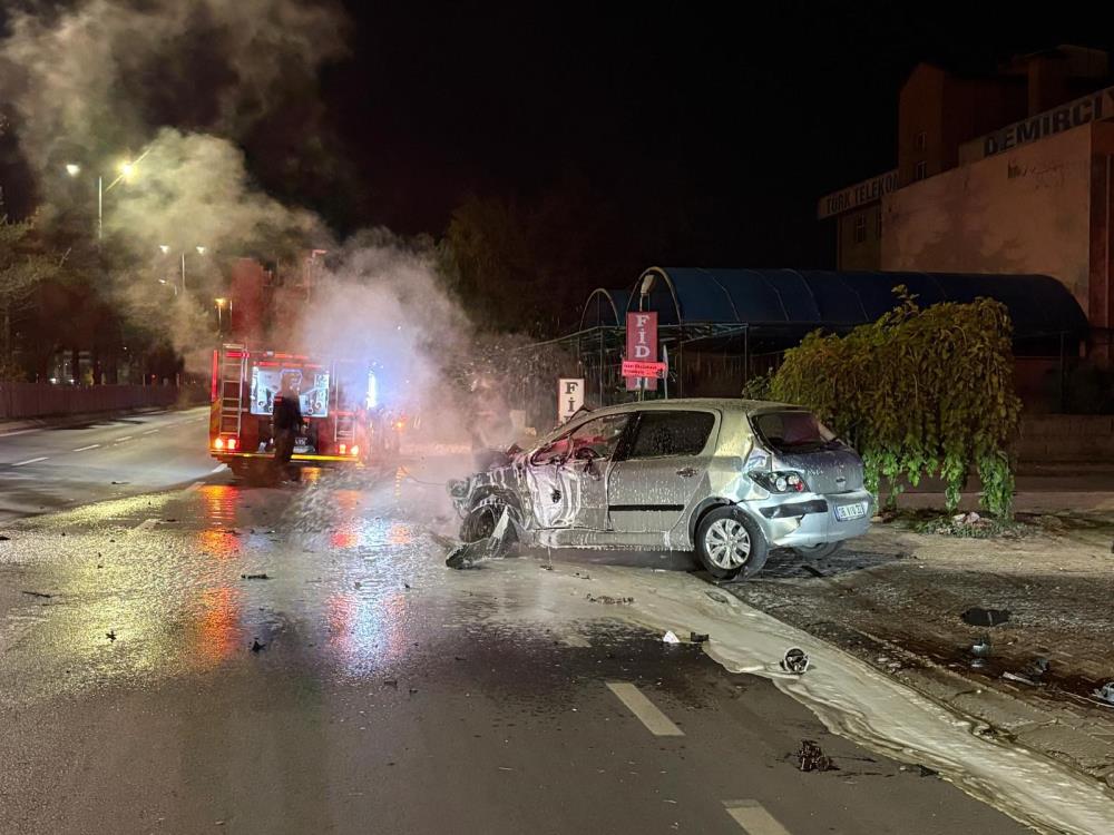 Park halindeki 3 araca çarpan otomobil, alev aldı