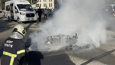Motosiklet alevlere teslim oldu Siirt'te hafif ticari