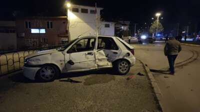 Isparta'nın Yalvaç ilçesinde iki otomobilin