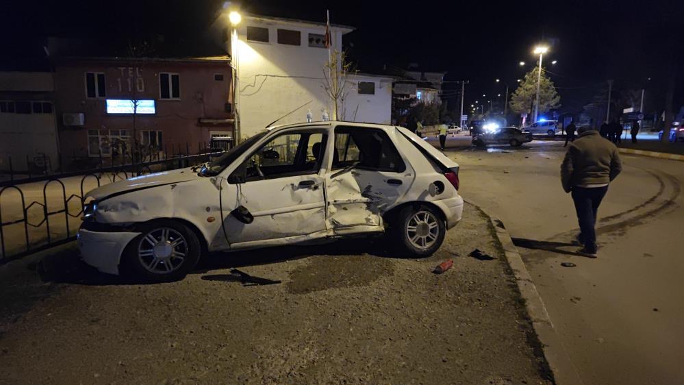 Otomobiller kavşakta çarpıştı: 3 yaralı Isparta'nın Yalvaç ilçesinde iki