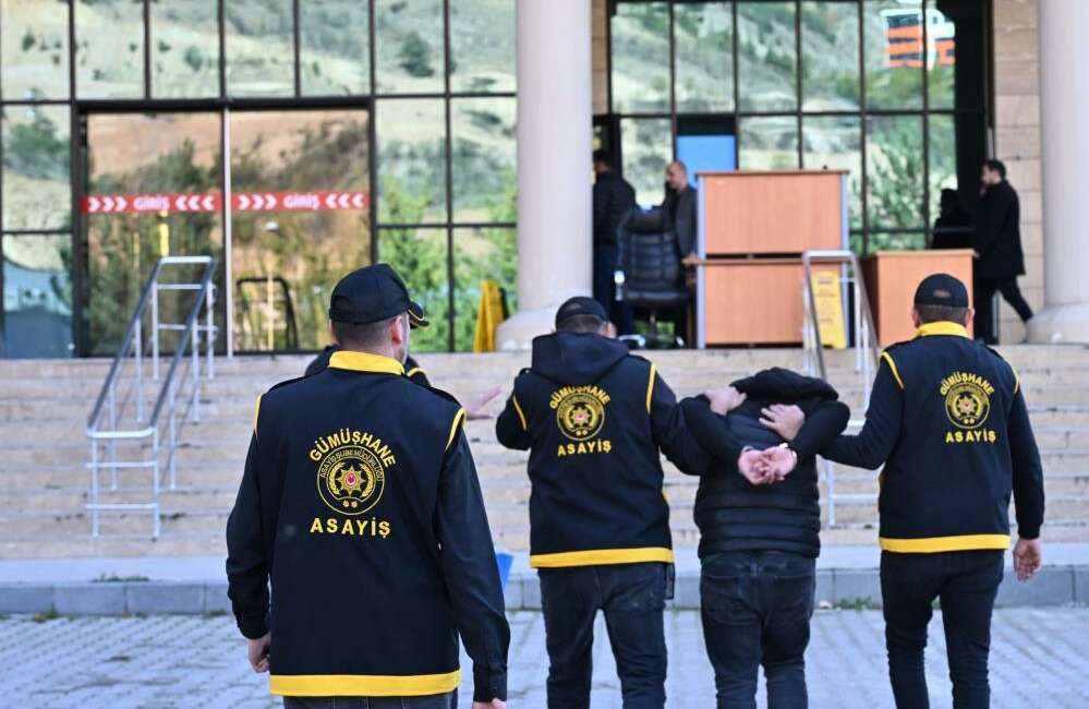 İki evden altın ve para çalan, şüpheli yakalandı Gümüşhane'de aynı apartmanda bulunan