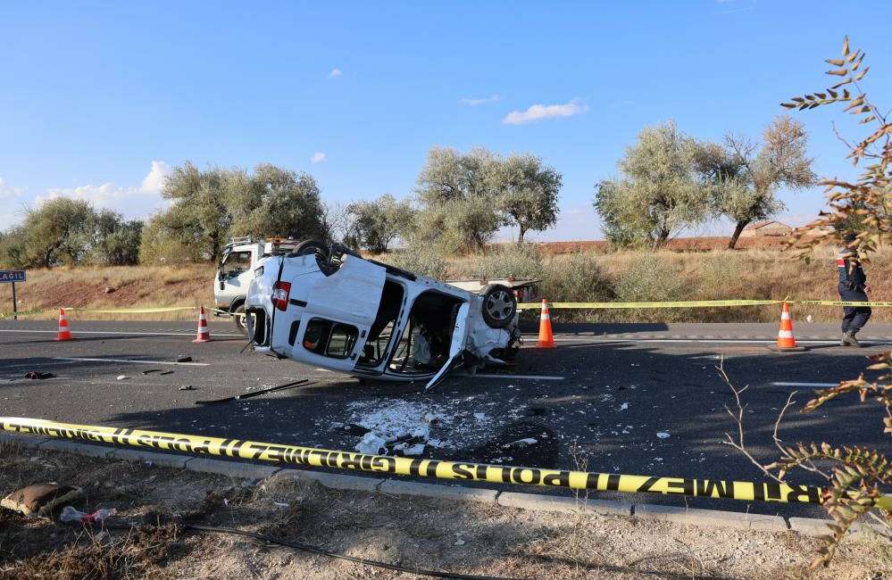 Refüje çarpan araç takla attı: 1 ölü, 2 yaralı Nevşehir’in Hacıbektaş ilçesinde refüje