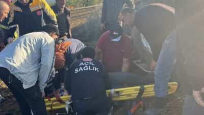 Kastamonu’da tarla sürerken devrilen traktörün