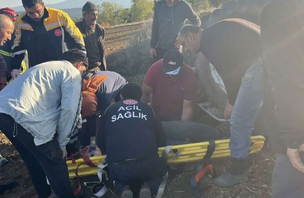 Devrilen traktörün altında kalan sürücü yaralandı Kastamonu’da tarla sürerken devrilen