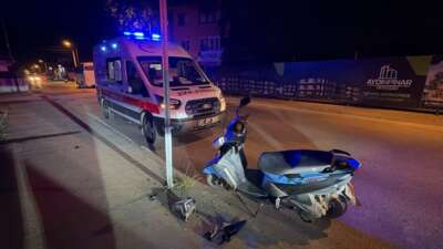 Düzce’de kaldırıma çarpan motosikletin devrilmesi