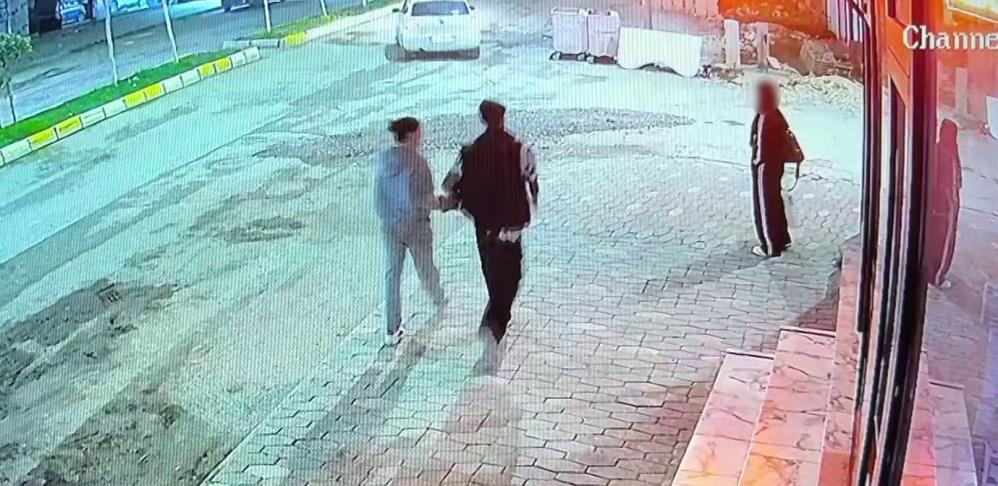 Bunu yapan insan olamaz; Yemek yiyen kediye taşla vurdu Adıyaman'da yolda yürüyen