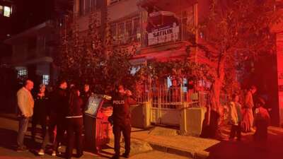 Mersin'de 3 katlı bir binanın