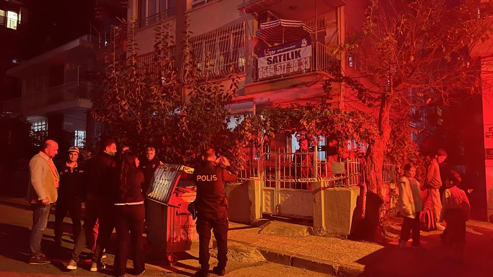 3 katlı binanın zemini çöktü: 40 kişi tahliye edildi Mersin'de 3 katlı bir