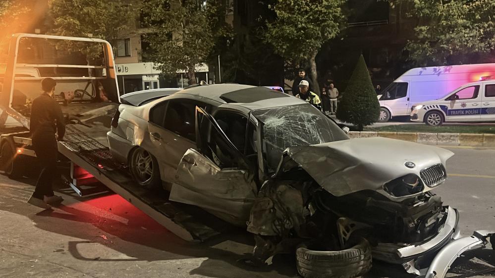 İki otomobil çarpıştı: 4 yaralı Çorum’da iki otomobilin çarpışması